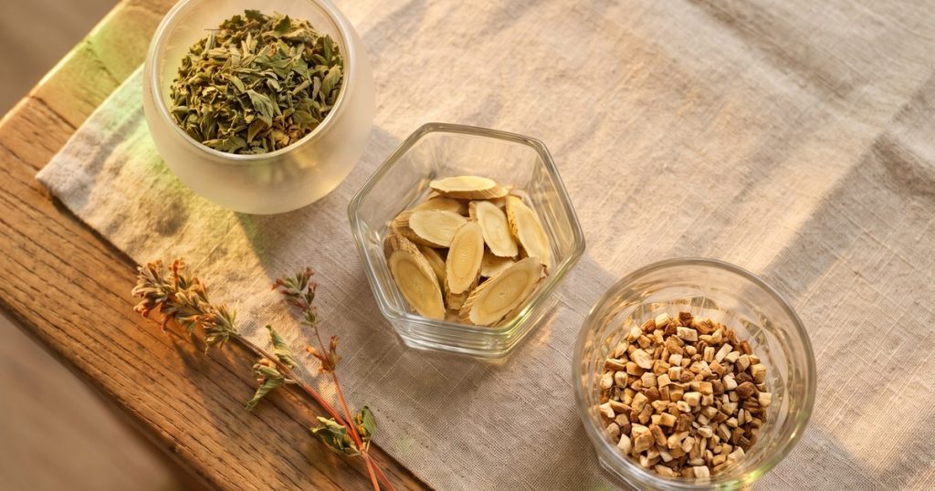 Catnip, matatabi e valeriana fazem coisas diferentes no gato — e cada uma é uma linha de produto sua